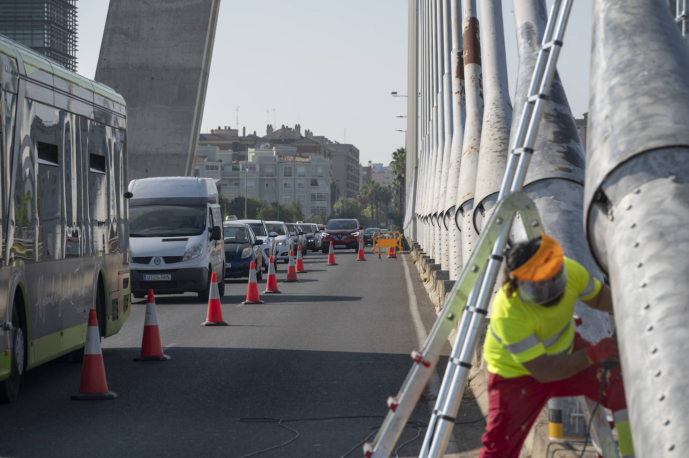 Así se están llevando a cabo los trabajos de repintado en el Puente Real de Badajoz
