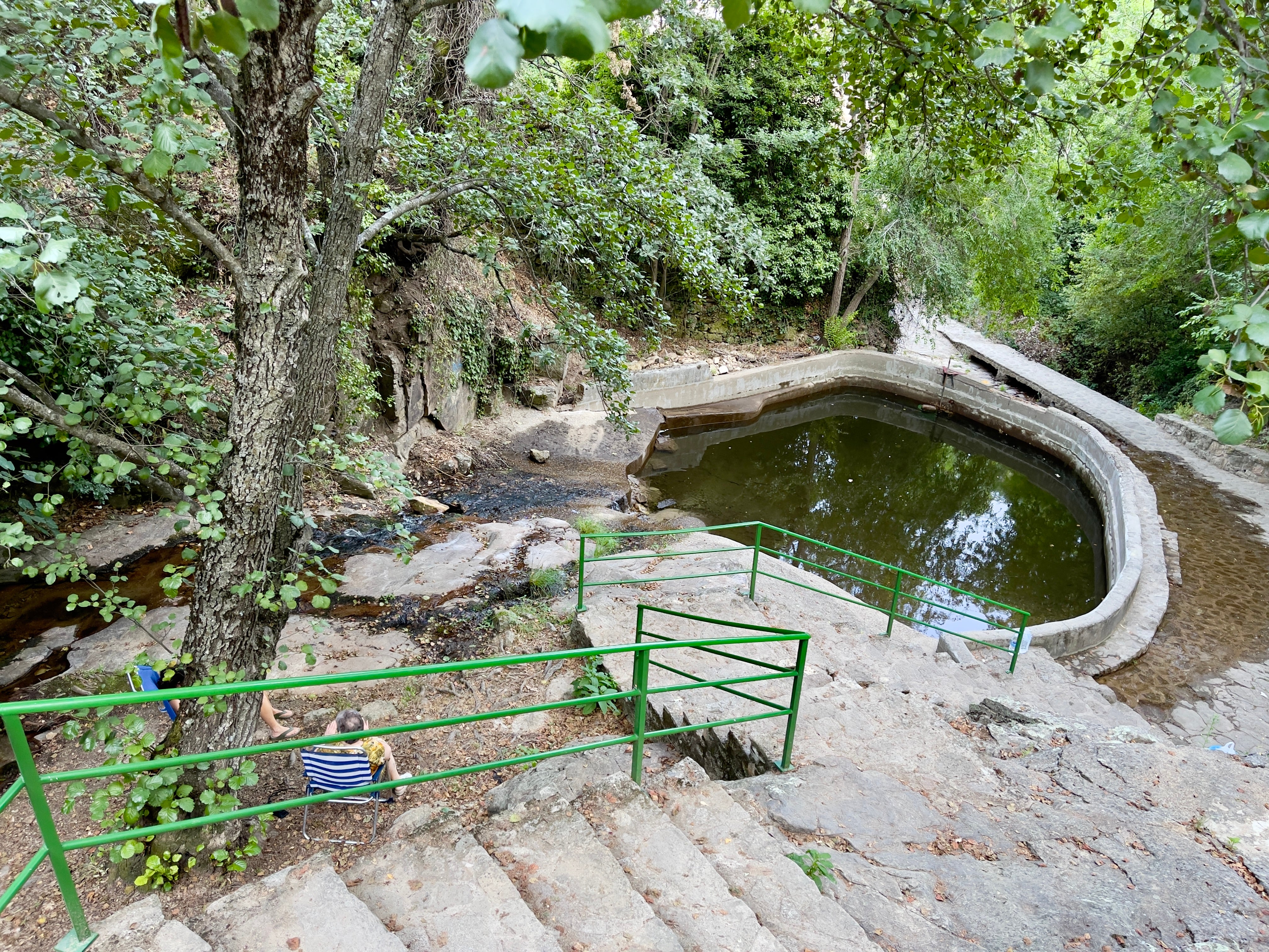 Cuenta con una pequeña piscina. A. J. A.