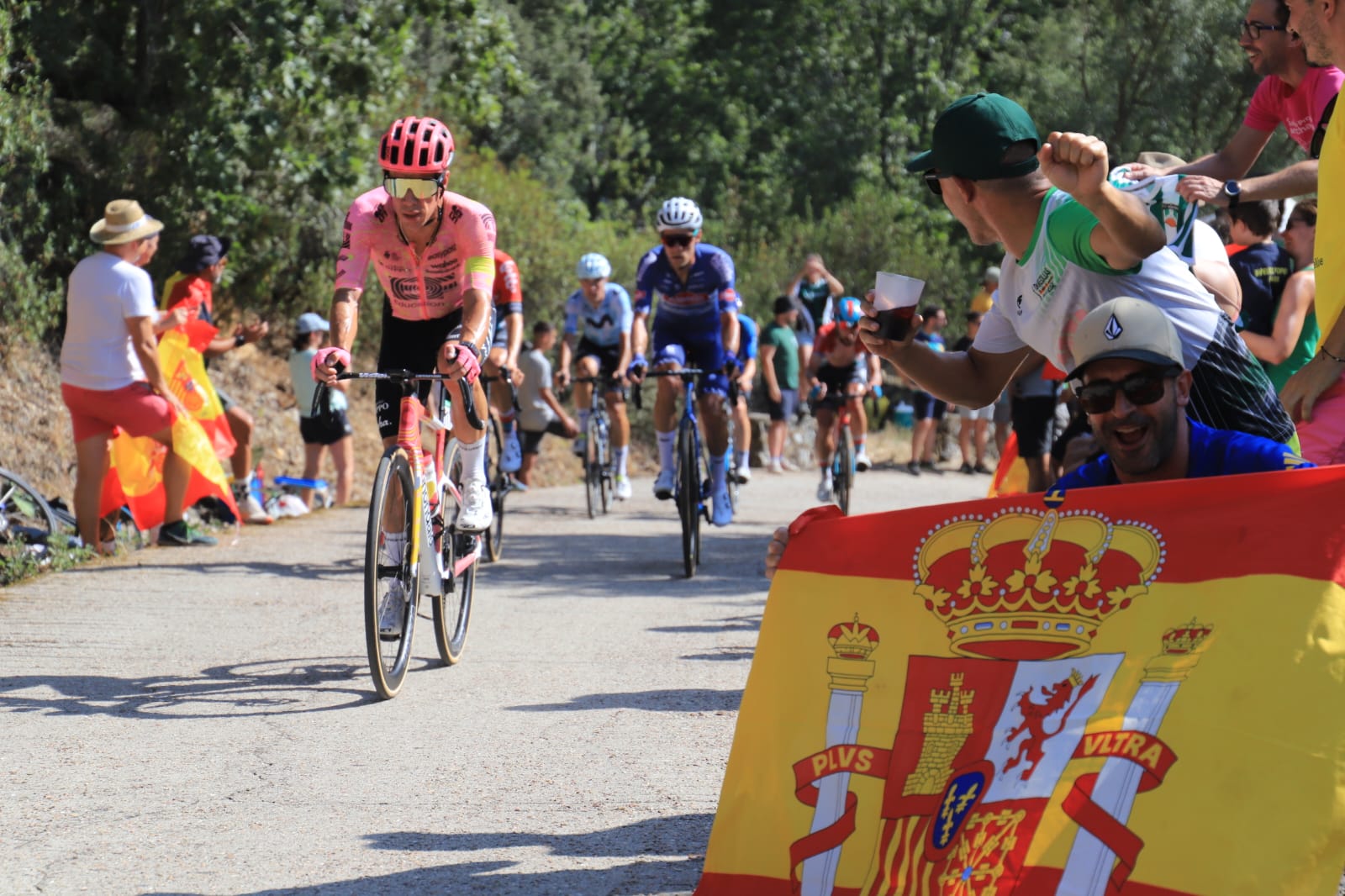 Miles de aficionados arropan a los ciclistas en Pico Villuercas