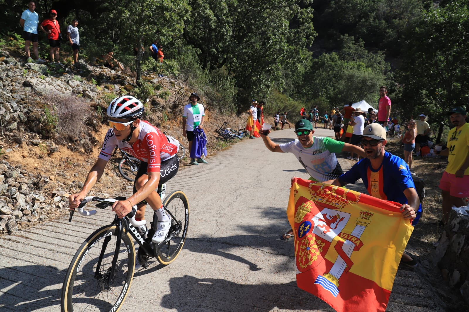 Miles de aficionados arropan a los ciclistas en Pico Villuercas