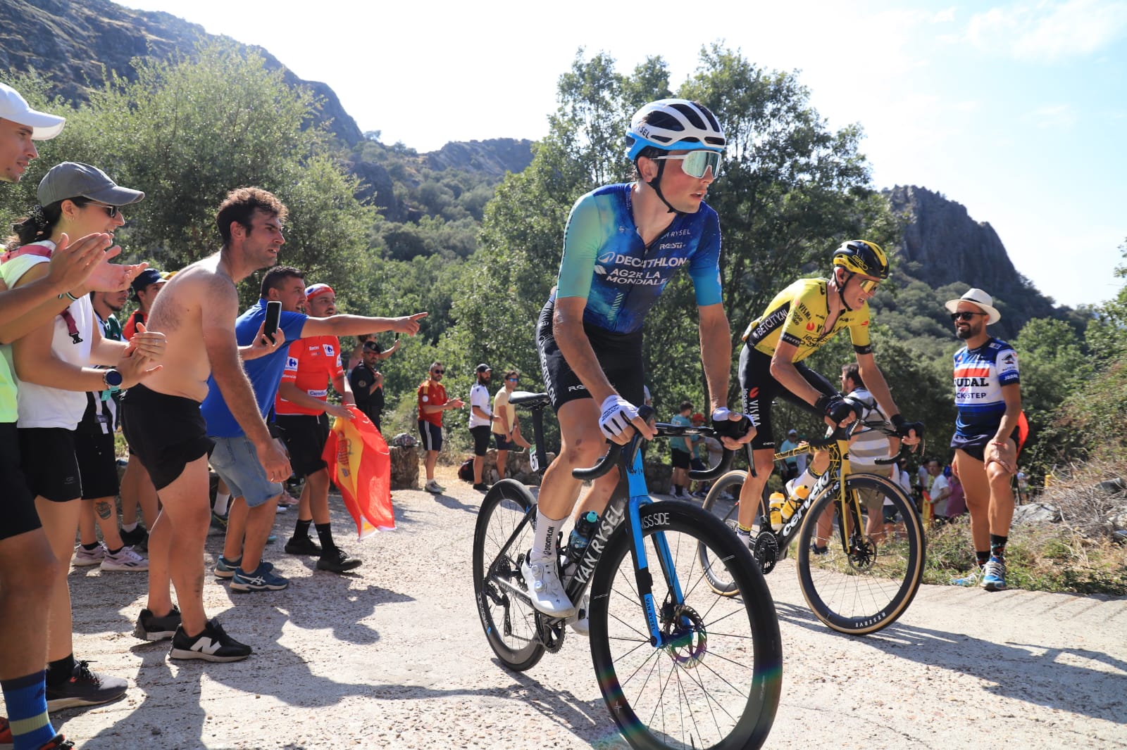 Miles de aficionados arropan a los ciclistas en Pico Villuercas