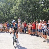 Miles de aficionados arropan a los ciclistas en Pico Villuercas