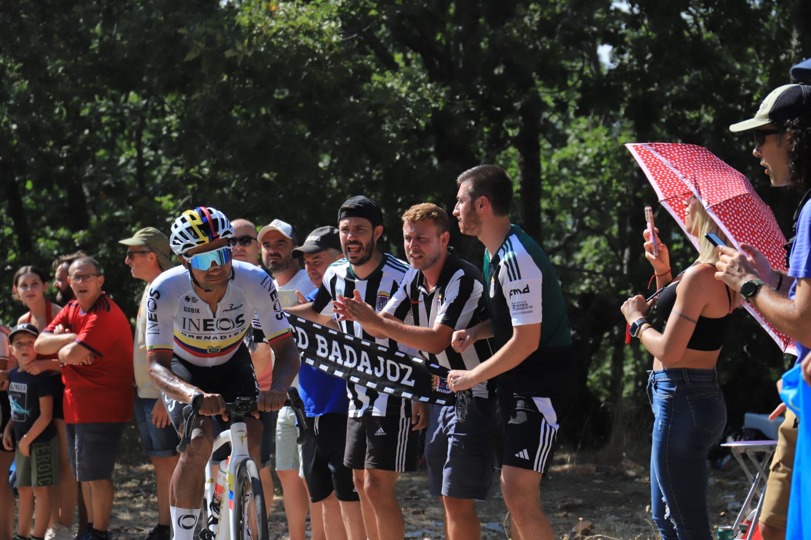 Miles de aficionados arropan a los ciclistas en Pico Villuercas