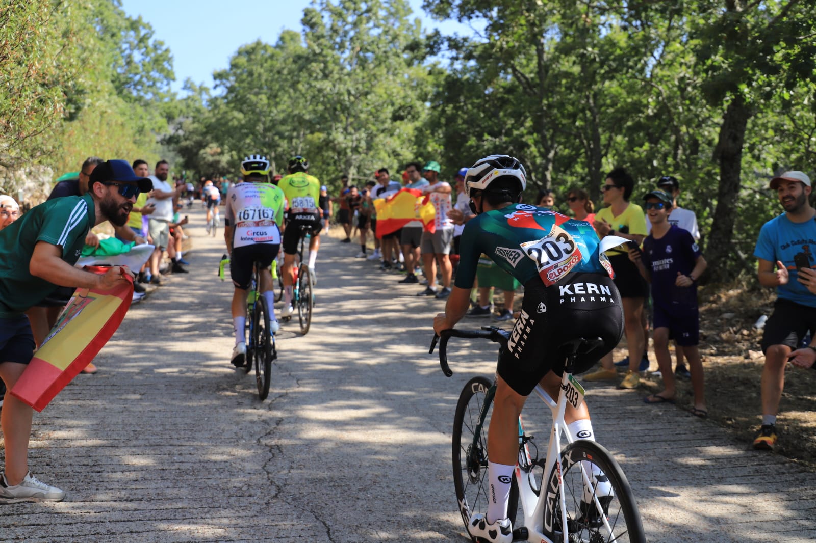 Miles de aficionados arropan a los ciclistas en Pico Villuercas