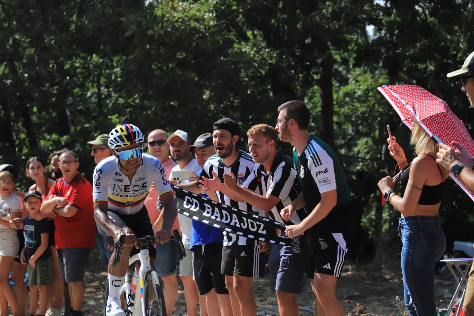 Miles de aficionados arropan a los ciclistas en Pico Villuercas