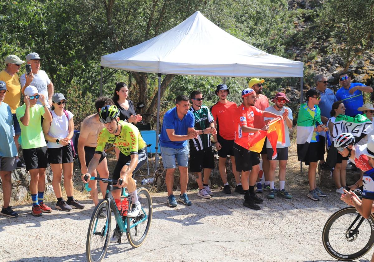 Aficonados aplauden a los ciclistas en una de las rampas más duras del Pico Villuercas.