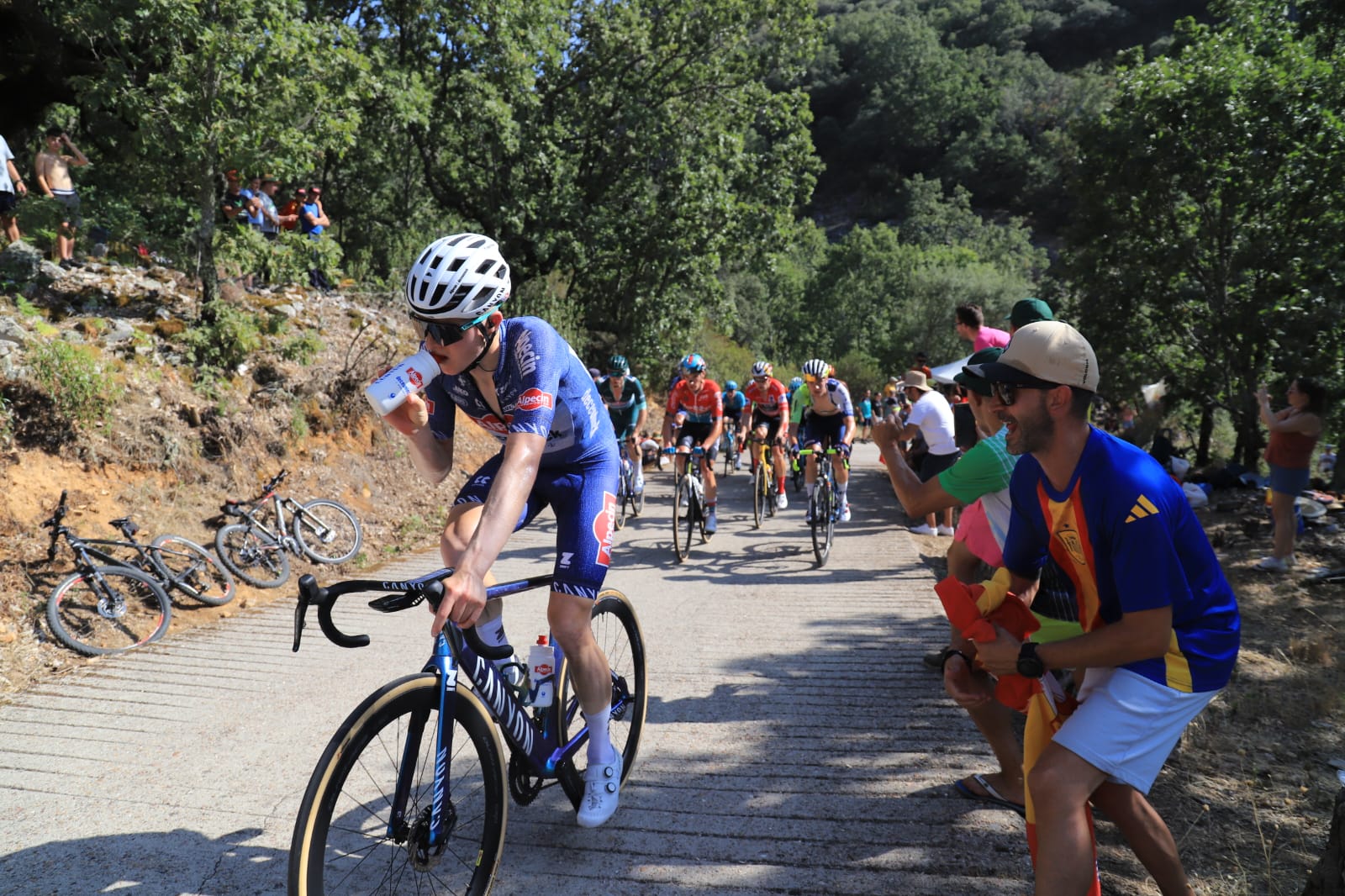 Miles de aficionados arropan a los ciclistas en Pico Villuercas