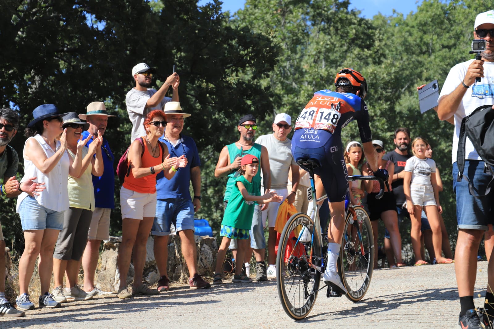 Miles de aficionados arropan a los ciclistas en Pico Villuercas