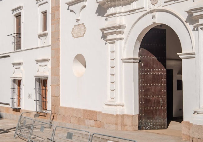 Vallas delante de la puerta de entrada a la Sala de la Autonomía, ayer.