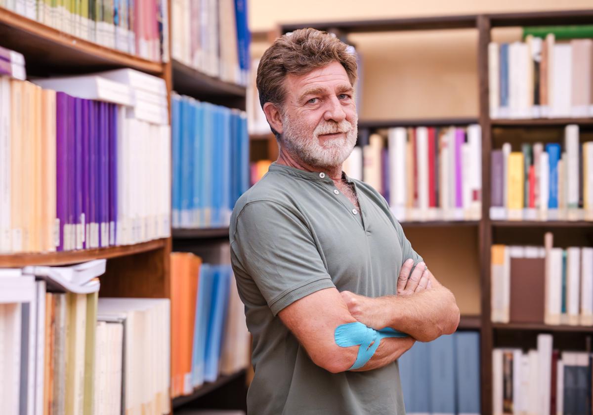 Juanjo Artero, fotografiado en la biblioteca de la sede del Festival, en la calle Santa Julia, en Mérida.