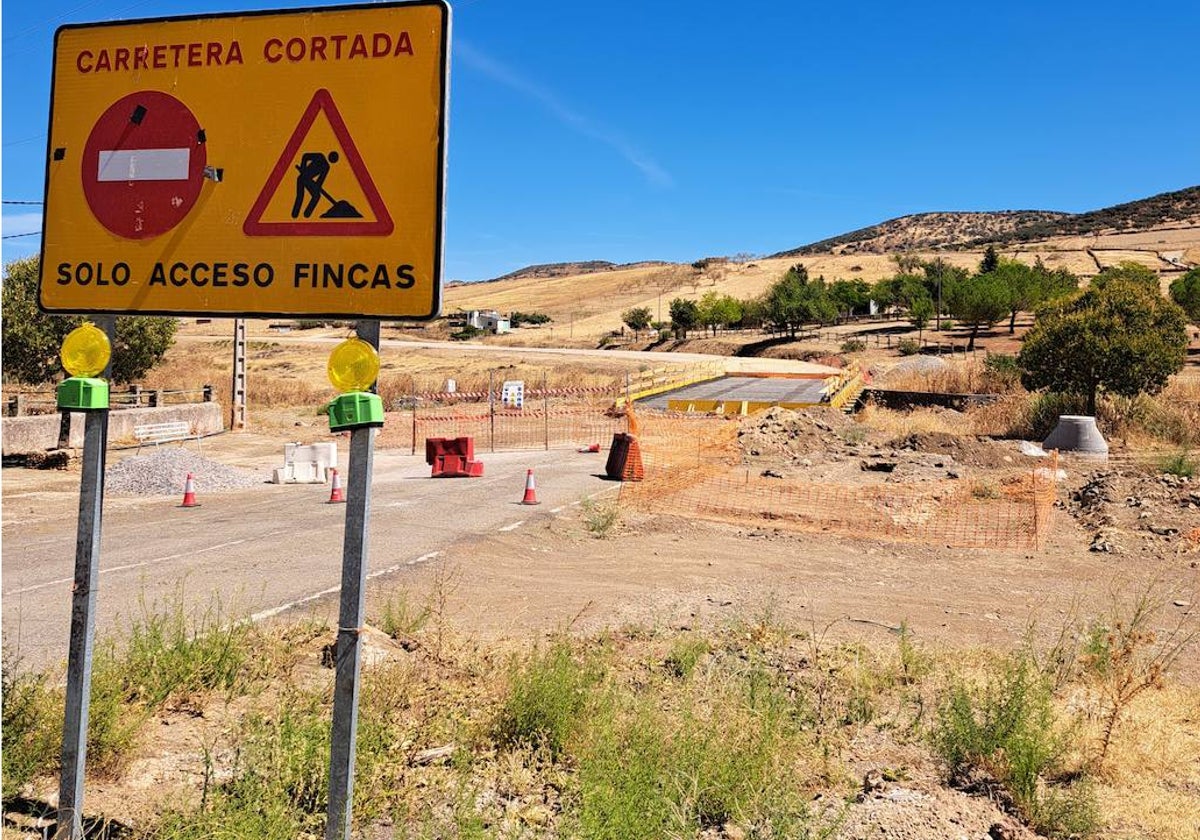 Salida de la carretera BA-098 desde La Morera.