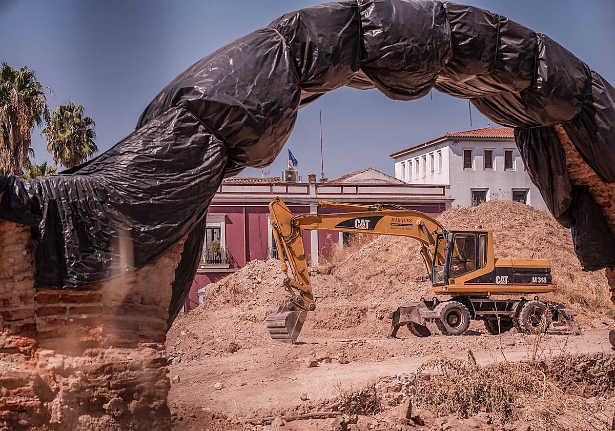 Una retroexcavadora ha empezado a retirar tierra en estos días en el solar de las Concepcionistas.