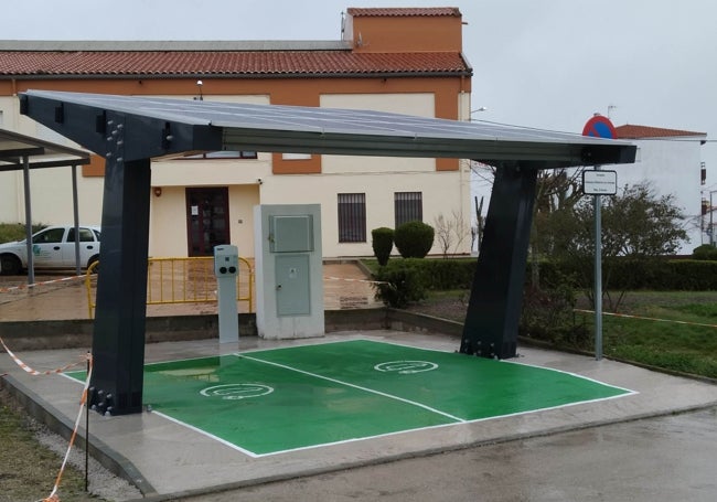 Una de las estaciones de recarga con marquesina.