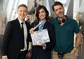 El director Santiago Requejo, a la derecha, junto a Paz Vega y Adrián Suar, durante el rodaje.