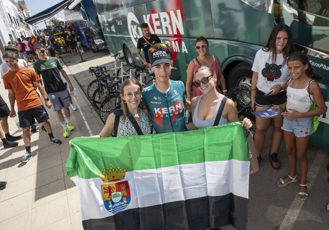 El corredor extremeño Jorge Gutiérrez hoy con dos fans antes de la salida.