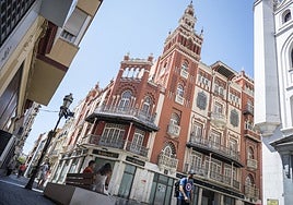 Edificio de La Giralda, en la plaza de la Soledad.
