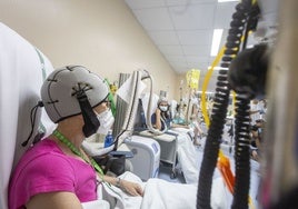 Ana María Muñoz y Vanesa Rodríguez reciben su tratamiento de quimioterapia con el casco de frío para evitar la caída del cabello.