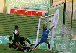 Acción del duelo que el Cacereño disputó ante el Guijuelo.