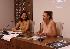Tina Rodríguez Martínez y Lourdes Linares, alcaldesa de Fregenal y diputada provincial respectivamente, en la presentación de la 'Noche en Blanco'.
