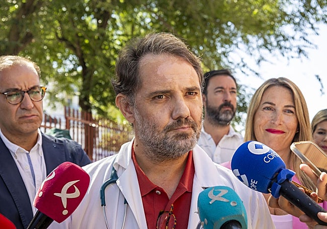 El jefe de Oncología del hospital San Pedro de Alcántara, Santiago González, es el promotor de esta iniciativa que hoy ha mostrado a la presidenta extremeña María Guardiola y otros representantes institucionales.
