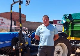 Jesús junto al tractor con el que realizó el concurso.