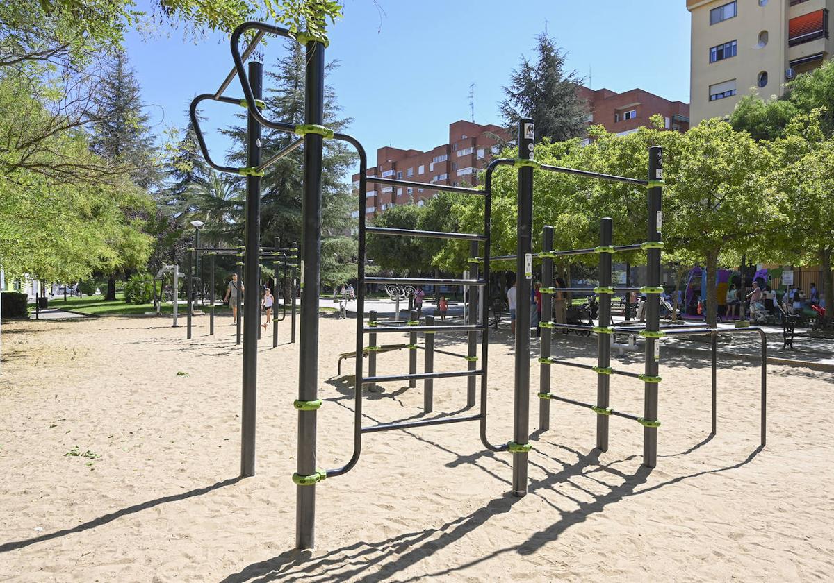 Nuevo circuito de calistenia en el parque infantil José Pérez Jiménez de Valdepasillas.