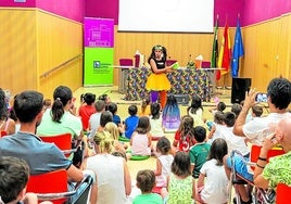 El Hada de los cuentos anima las mañanas de los miércoles en la Biblioteca Pública de Cáceres
