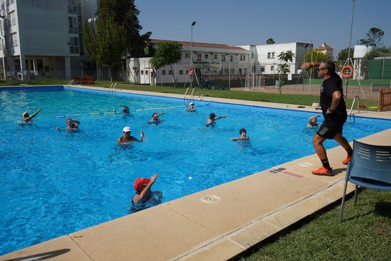 Los pacenses practican Aquagym en la piscina de la Rucab.