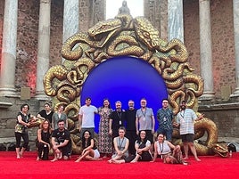 El Coro de Cámara de Extremadura con la escenografía de Medusa.