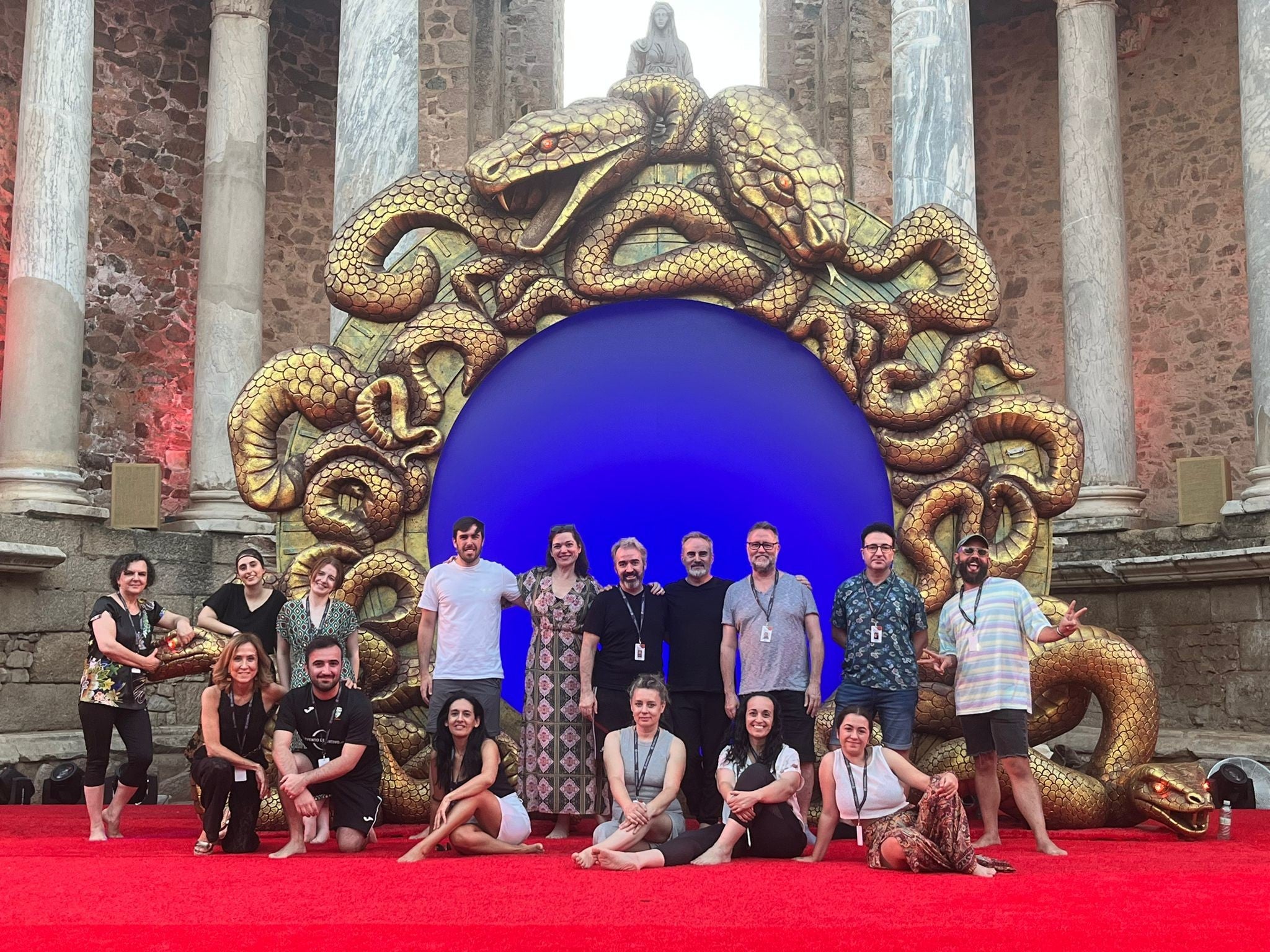 El Coro de Cámara de Extremadura con la escenografía de Medusa.
