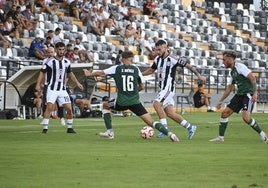 Bermu controla el balón, junto a Ander Montori, en el duelo de pretemporada ante el Cacereño.