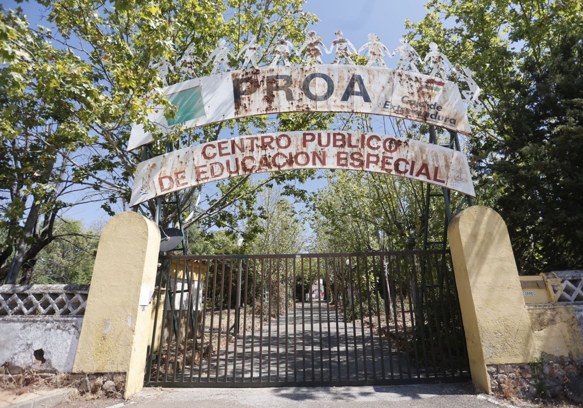 Imagen de la entrada del colegio de Educación Especial Proa, que permanece cerrado.