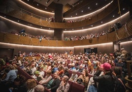 Aspecto del Teatro María Luisa con público una vez recuperado para la ciudad como espacio cultural.