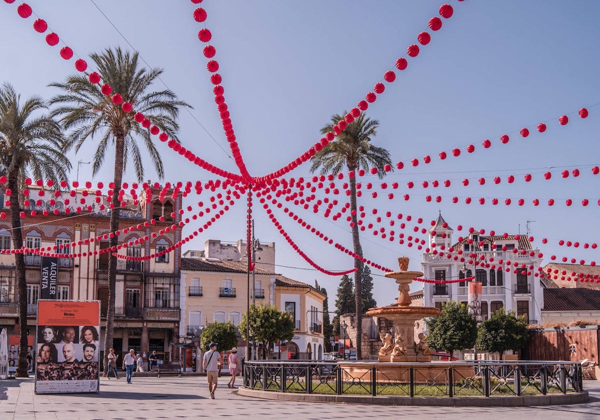 Plaza de España, este viernes, engalanada ya con los farolillos que anuncian la Feria.