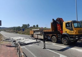 La retirada de las planchas de hormigón de la Ex-208, en imágenes