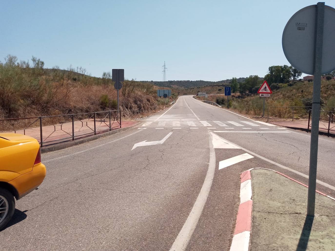 La retirada de las planchas de hormigón de la Ex-208, en imágenes