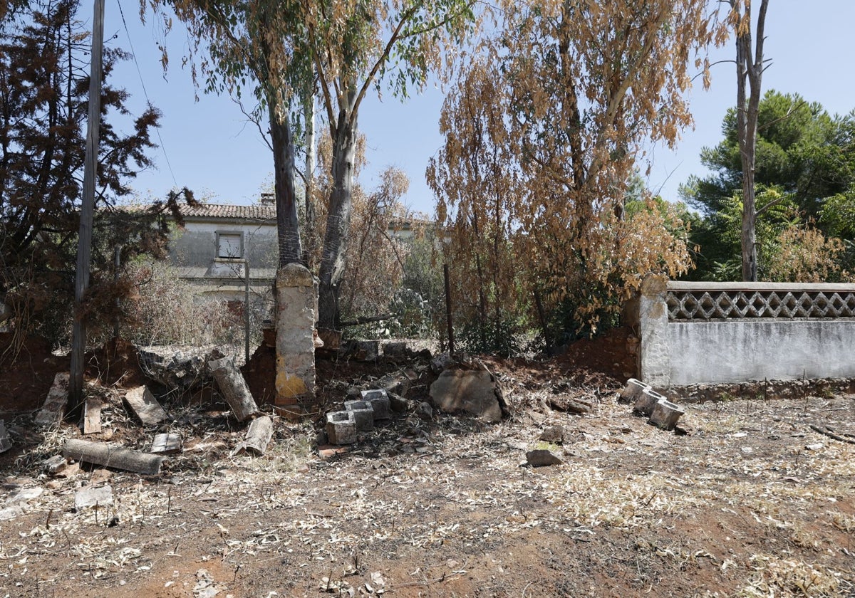 Estado de los accesos al colegio Proa, que ha sufrido una oleada de vandalismo.