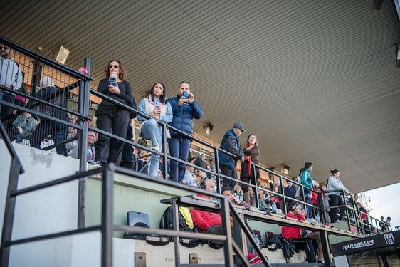 Aficionados emeriteneses en la tribuna del Romano antes del inicio de un partido.