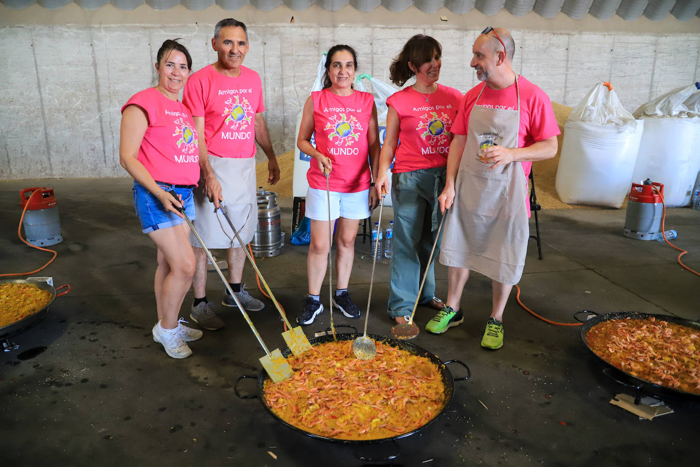 Fotos de las 23 paellas en Los Guadalperales para vecinos y emigrantes