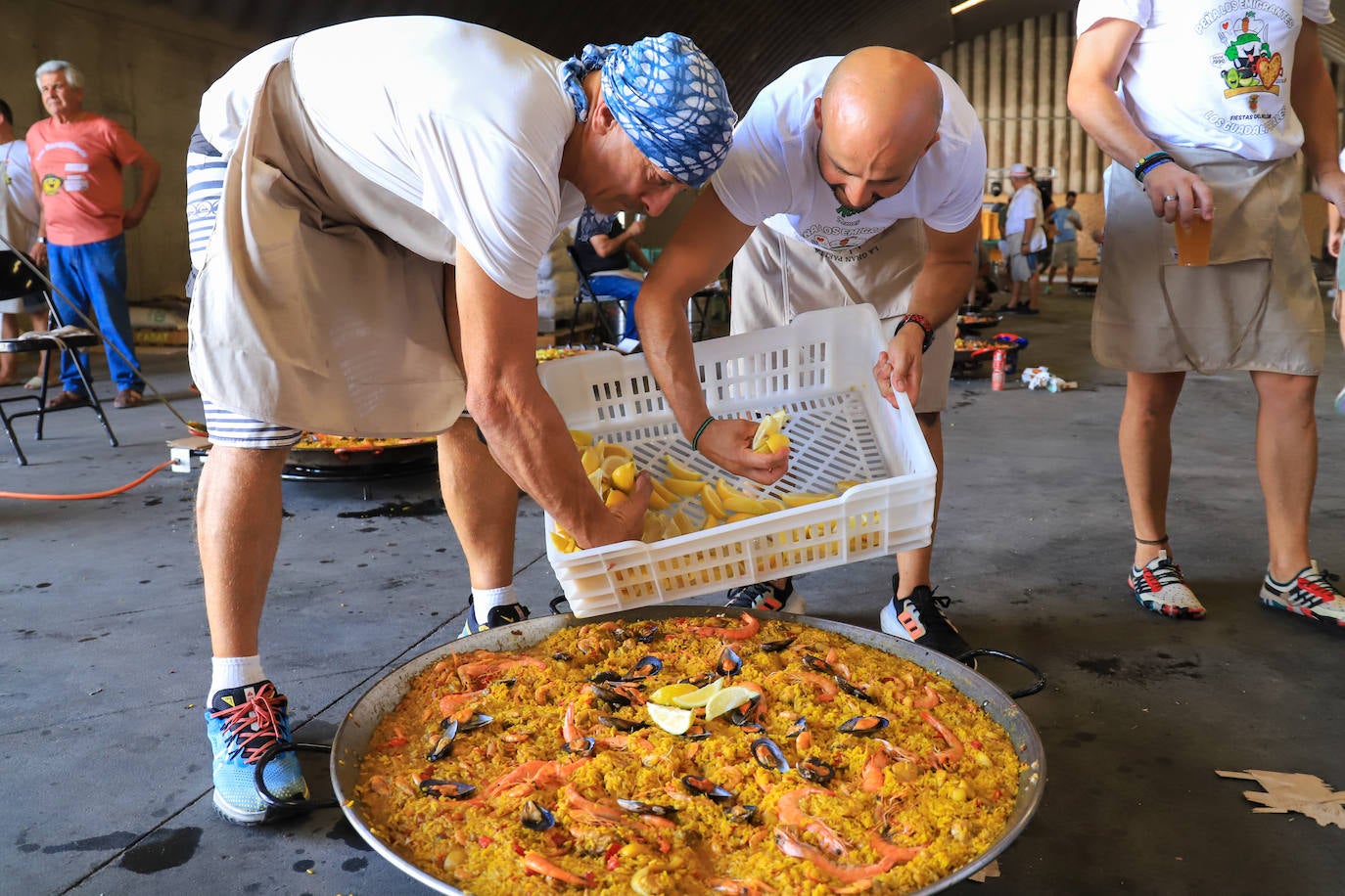 Fotos de las 23 paellas en Los Guadalperales para vecinos y emigrantes