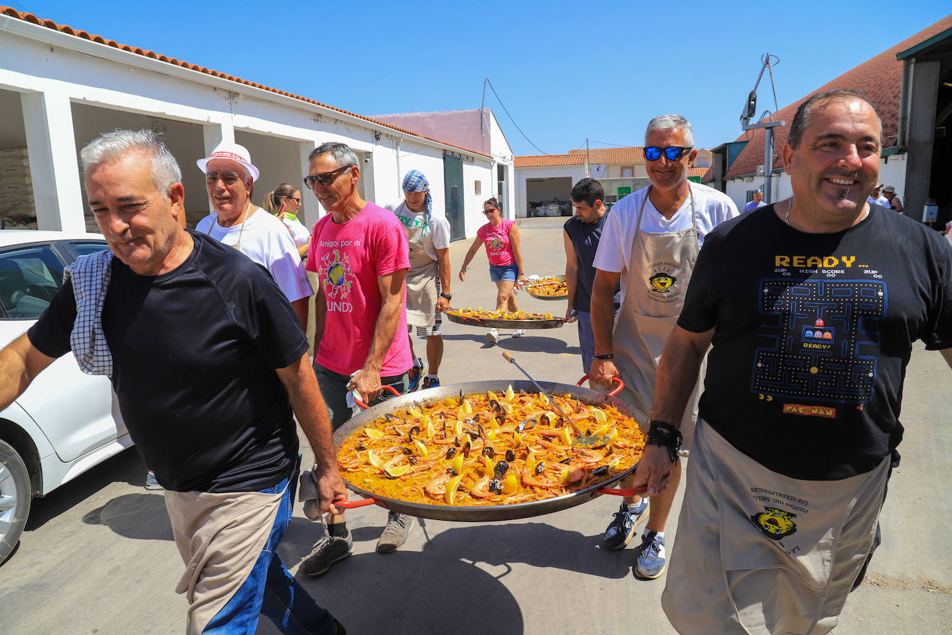 Fotos de las 23 paellas en Los Guadalperales para vecinos y emigrantes