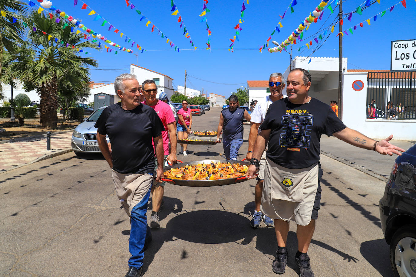 Fotos de las 23 paellas en Los Guadalperales para vecinos y emigrantes