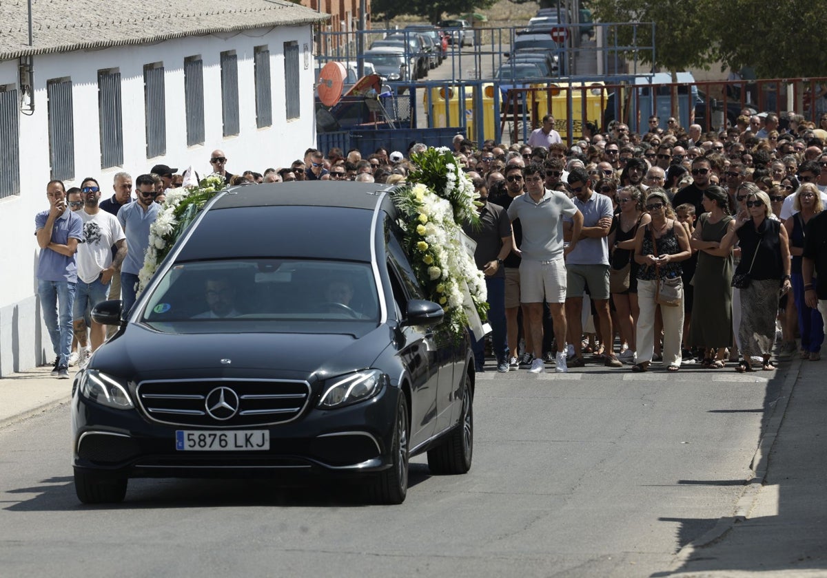 El coche fúnebre traslada el féretro con los restos mortales del pequeño Mateo.