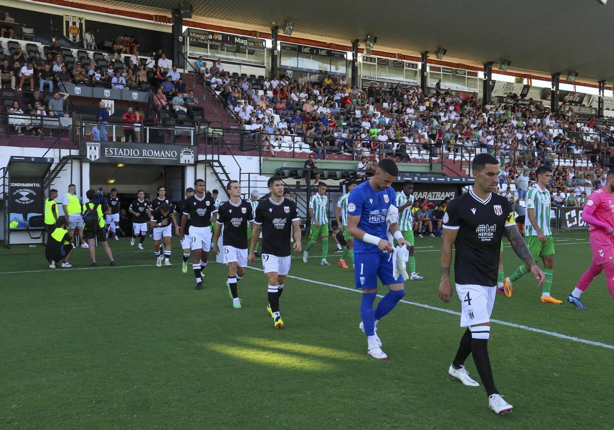 Los jugadores del Mérida saltan al campo en el duelo amistoso ante el Betis Deportivo.