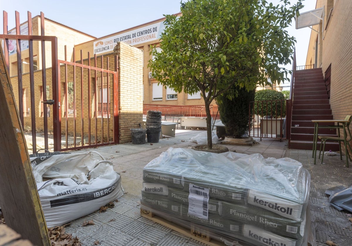 El IES García Téllez de Cáceres lleva a cabo reformas para mejorar la eficiencia energética del centro.