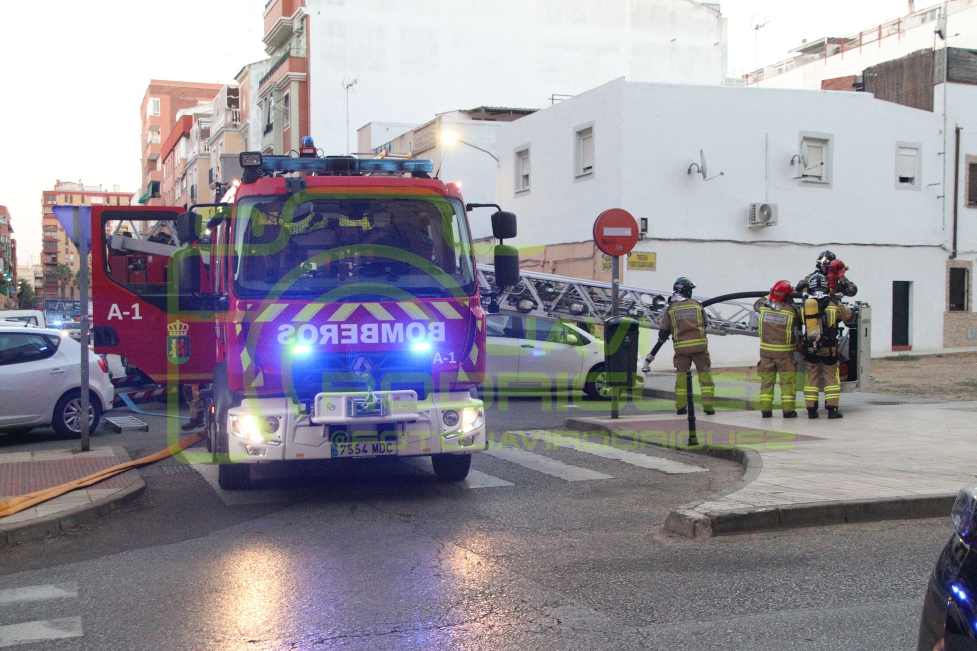 Así sofocaron las llamas en un aparato de aire acondicionado los bomberos de Badajoz