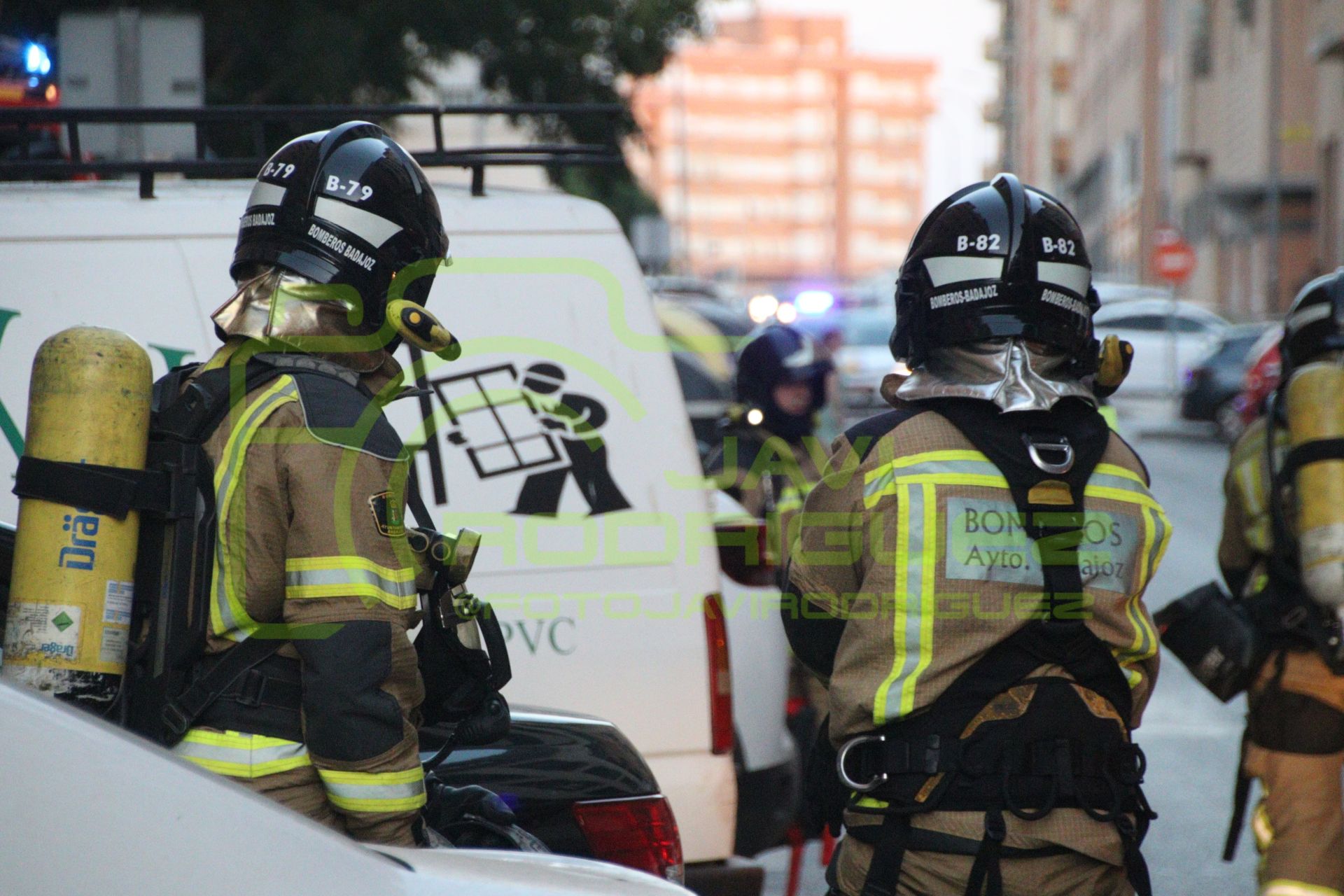 Así sofocaron las llamas en un aparato de aire acondicionado los bomberos de Badajoz