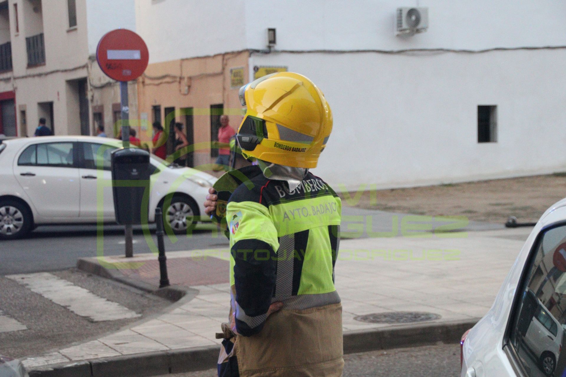 Así sofocaron las llamas en un aparato de aire acondicionado los bomberos de Badajoz