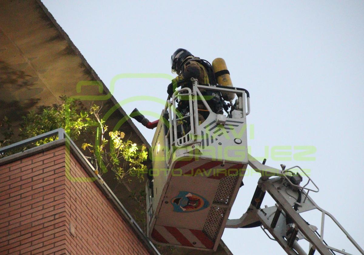 La ra´ida intervención de los bomberos de Badajoz evitó que las llamas fueran a más