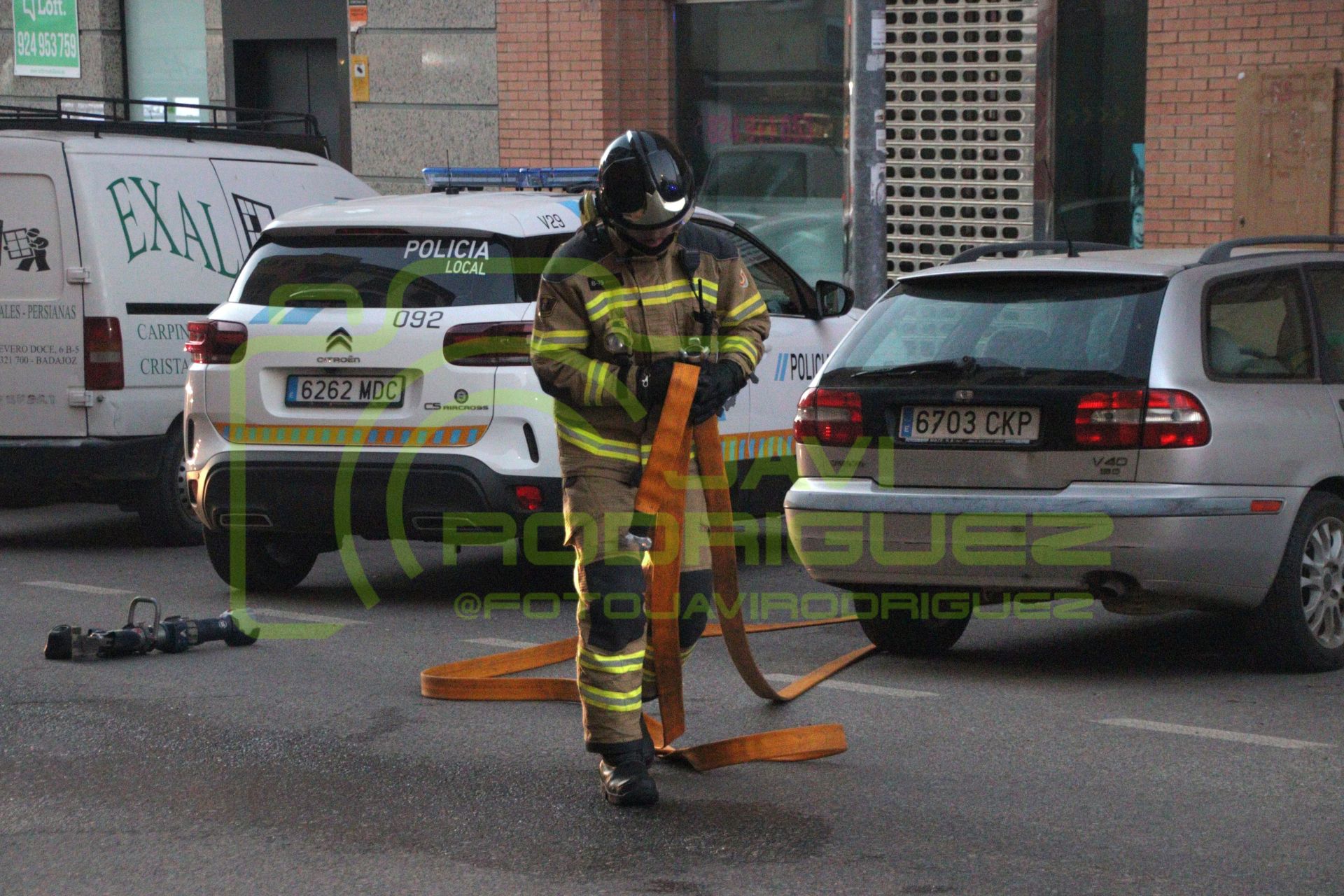 Así sofocaron las llamas en un aparato de aire acondicionado los bomberos de Badajoz